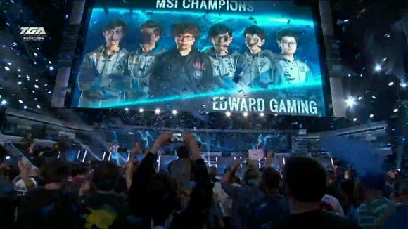 形成横向拉 形成横向拉