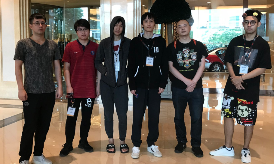 摆动的钟摆
